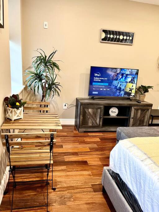 508 Urban Lifestyle King Bed In Center * Philadelphia