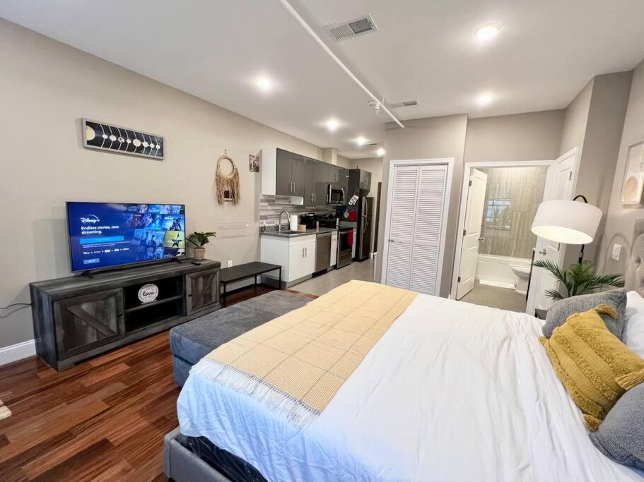 508 Urban Lifestyle King Bed In Center Philadelphia